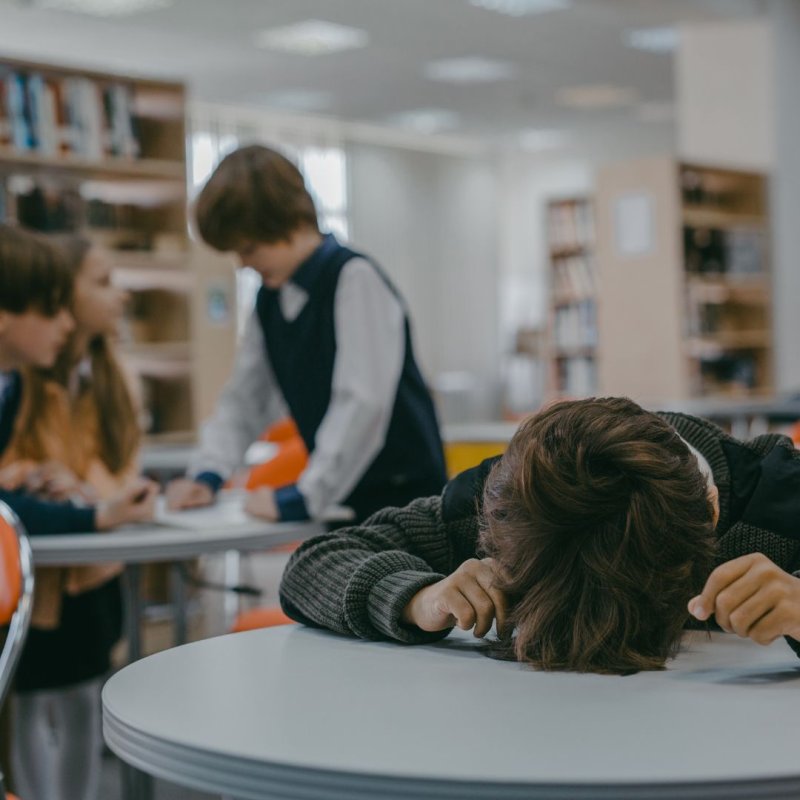 Ir à escola virou um problema para sua criança? Especialista ajuda a lidar com a situação