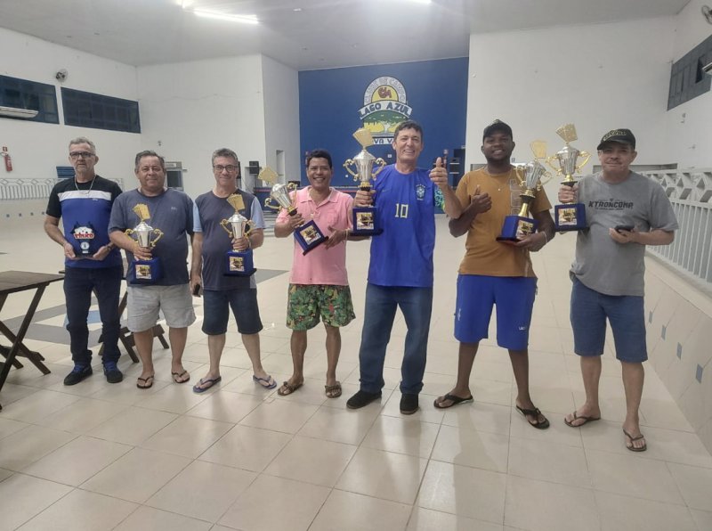 Tiago e Nego vencem bate-fundo de  truco no Clube de Campo Lago Azul