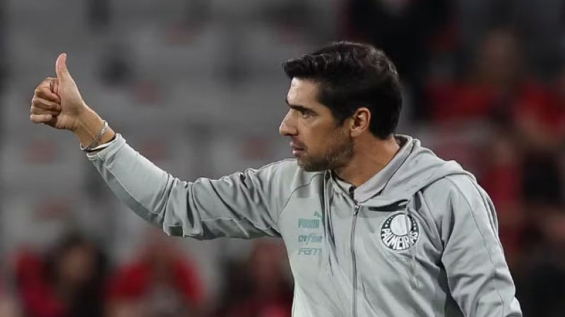 Abel Ferreira responde sobre futuro e coloca prazo para fim de ciclo no Palmeiras