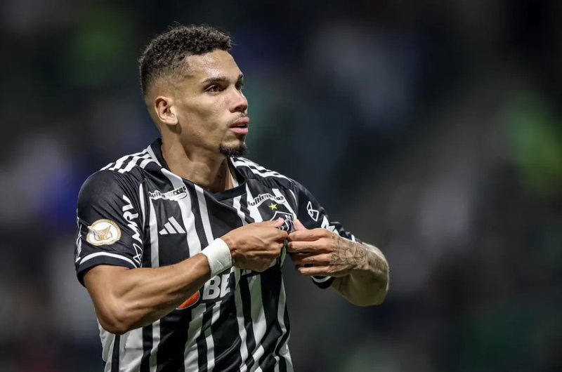 Negociando com o Palmeiras, Paulinho está em São Paulo e visitará o Allianz Parque