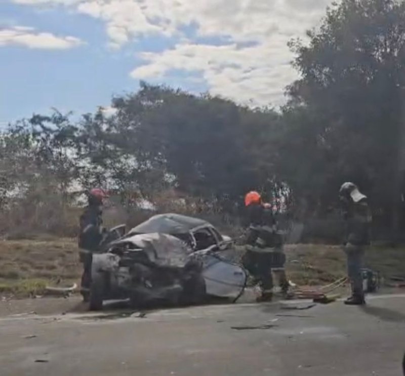 Homem morre em colisão com carro e caminhão na Assis