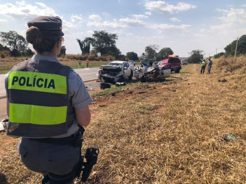 Colisão entre picapes deixa 2 mortos e 5 feridos em Penápolis