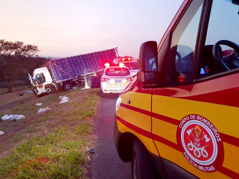 Motorista é socorrido após colidir caminhão e ficar preso nas ferragens