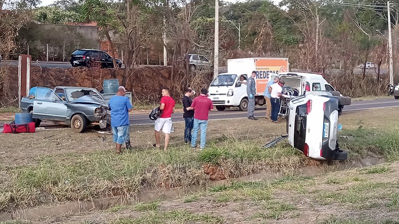 Colisão: três ficam feridos em acidente na estrada Armando Egreja