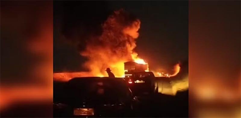 Duas pessoas morrem carbonizadas após carro bater de frente com caminhão e pegar fogo