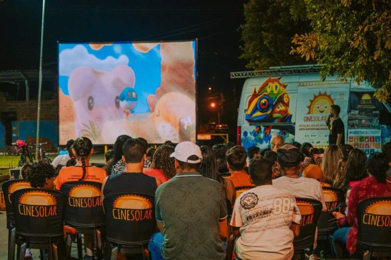 Santópolis do Aguapeí recebe furgão do CineSolar