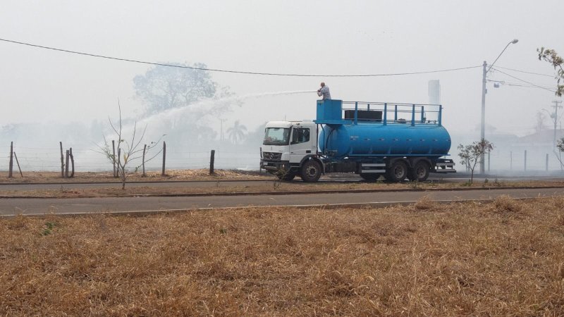 Fogo continua e hospital é evacuado por causa da fumaça