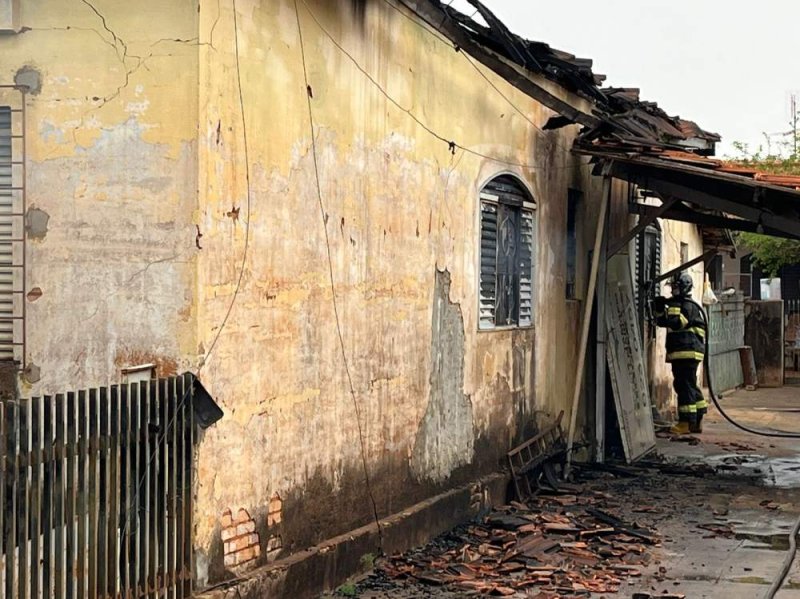 Guardas municipais socorrem idosos durante incêndio em uma residência de Araçatuba