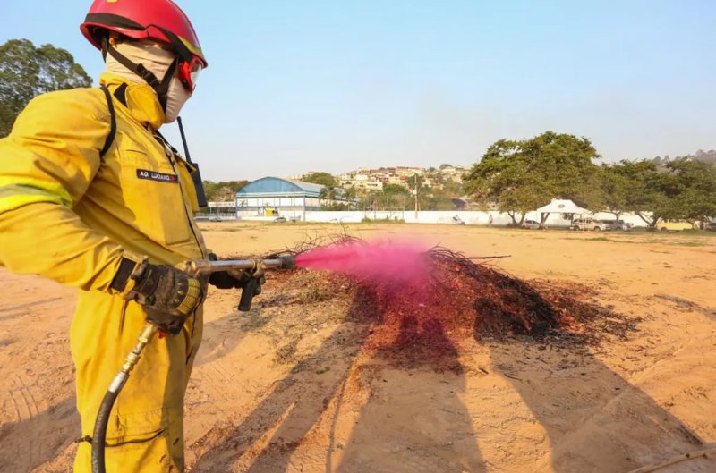 Governo de SP testa produto que combate incêndios florestais cinco vezes mais rápido que água