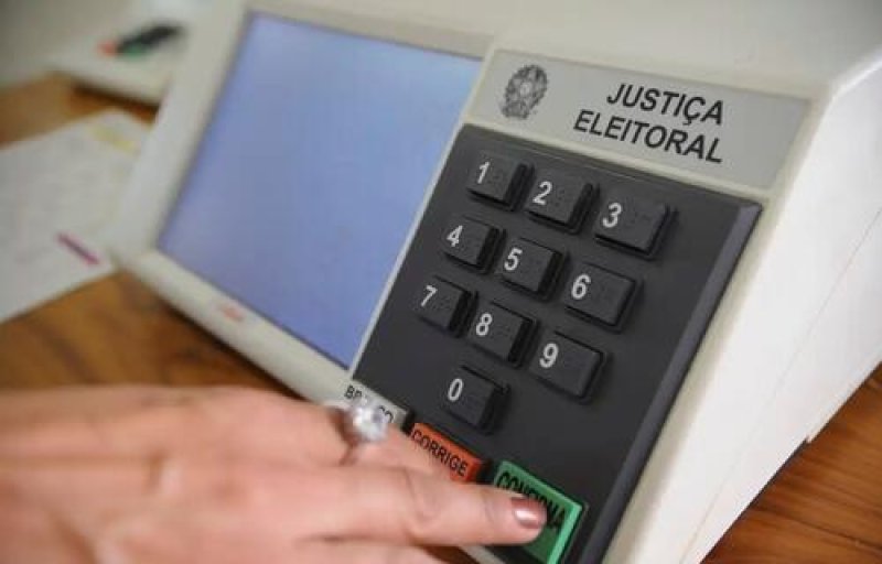 463 mil candidatos concorrem a cargos de prefeitos, vices e vereadores neste domingo