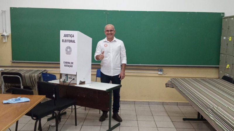 Roberto Torsiano votou na Escola Yone Dias de Aguiar