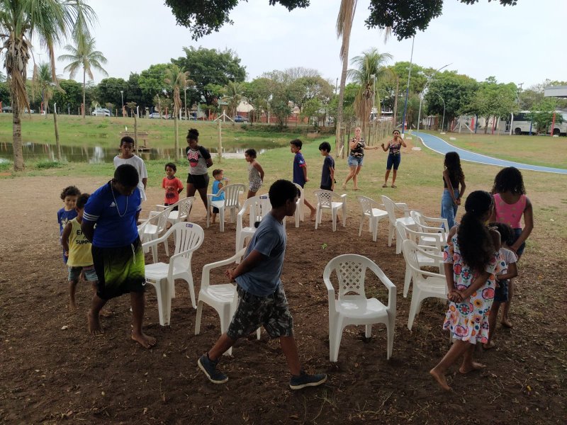 Cras Eldorado promove atividade para famílias no Parque Maria Chica