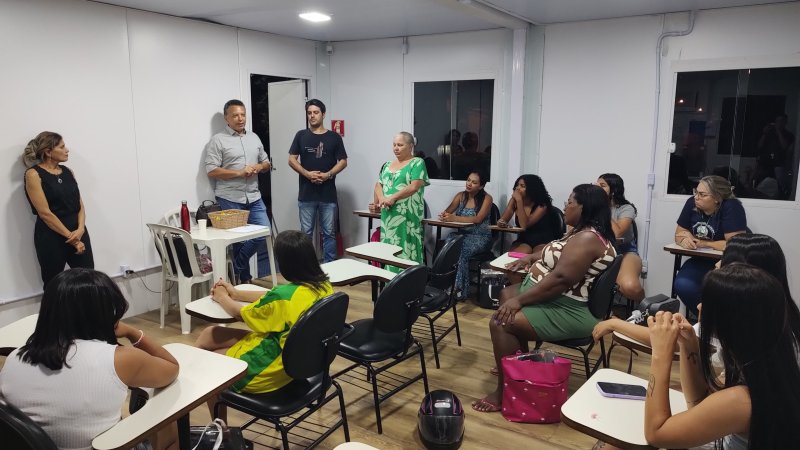 Manicure e pedicure: participantes recebem certificado de conclusão de curso