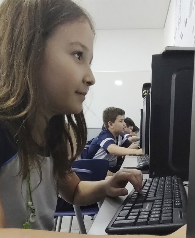 Escolas estão mais tecnológicas e capacitação no uso das ferramentas educacionais é crucial para a aprendizagem