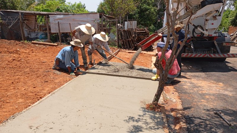 Calçadas são construídas em área verde no Residencial Rosa Alberton