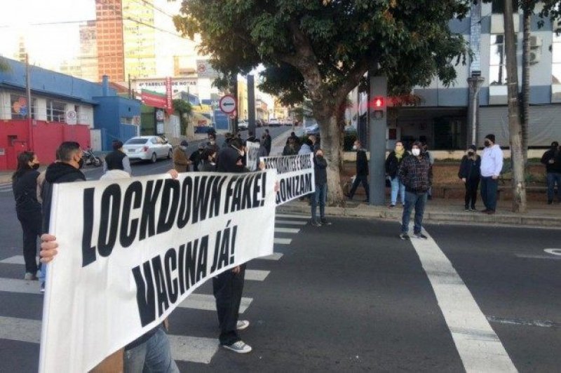 Donos de bares e restaurantes protestam contra lockdown noturno em Rio Preto