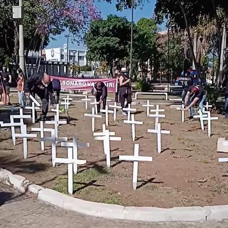 Manifestantes fazem protesto contra Bolsonaro em Penápolis região