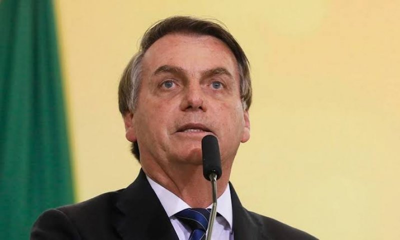 Bolsonaro diz a apoiadores que não haverá golpe, mas ataca de novo instituições