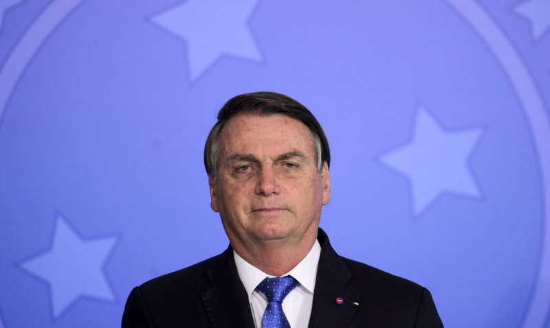 Bolsonaro fala em nova onda de covid, mas descarta fechar aeroportos