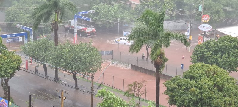 Chuva invade avenida de Araçatuba e provoca estragos na cidade