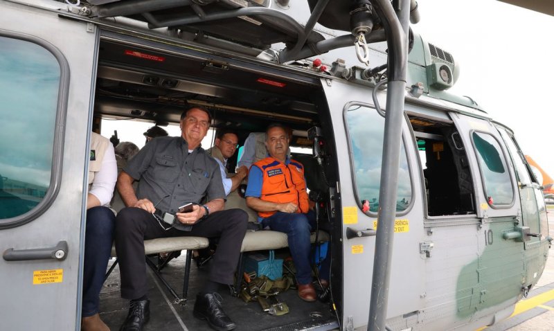 Bolsonaro sobrevoa áreas atingidas por chuvas em São Paulo