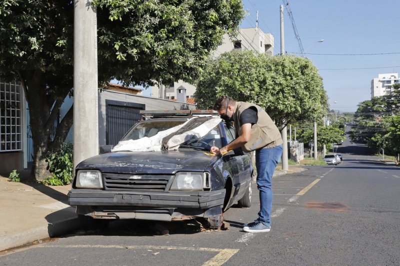 Cidade multa motoristas por abandono de veículos em ruas e avenidas