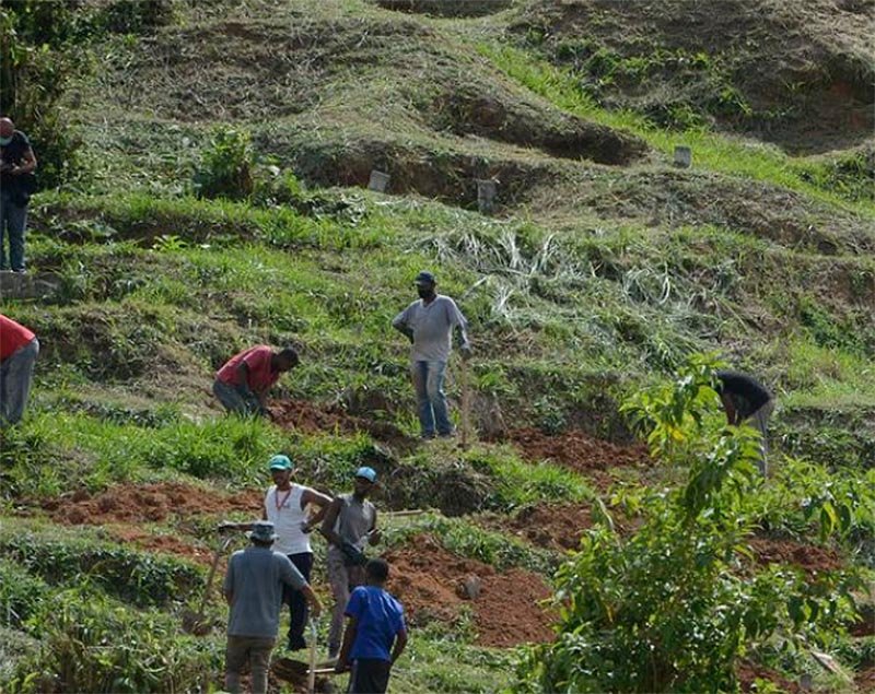 Petrópolis: Cemitério improvisa covas para receber vítimas da chuva