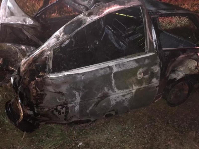 Motorista morre carbonizado após acidente entre carro e carreta na rodovia Assis Chateaubriand