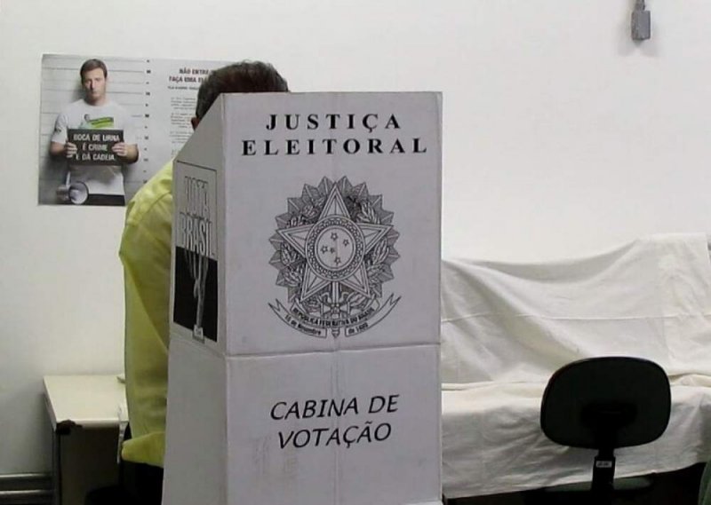 Será proibido entrar com celular na cabine de votação nas eleições