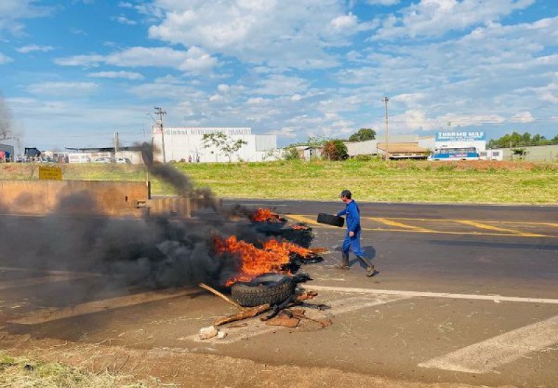 Trabalhadores do agro param a BR-153 e protestam contra o resultado das eleições