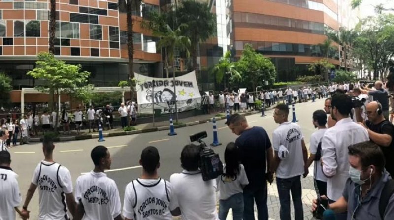 Torcedores estendem bandeirão em frente a hospital e fazem vigília por Pelé