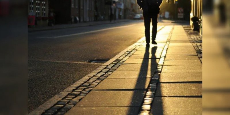 Metade dos brasileiros se sentem inseguros para andar sozinhos à noite