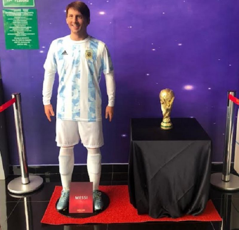 Estátua de Messi ganha destaque em Museu de Cera de Olímpia