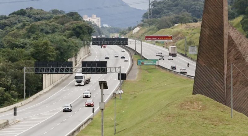 Sob alerta de chuva, estradas terão 7 milhões de carros saindo para o Natal em SP