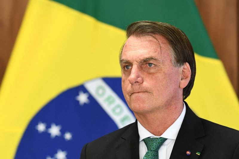 Bolsonaro vai aos EUA para não passar faixa, em resort onde Trump tem casa