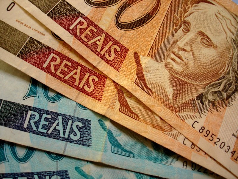 Salário mínimo pode ir a R$ 1.320 apenas em maio