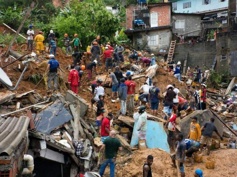 Sobe para 54 o número de mortes após chuvas no litoral norte de SP