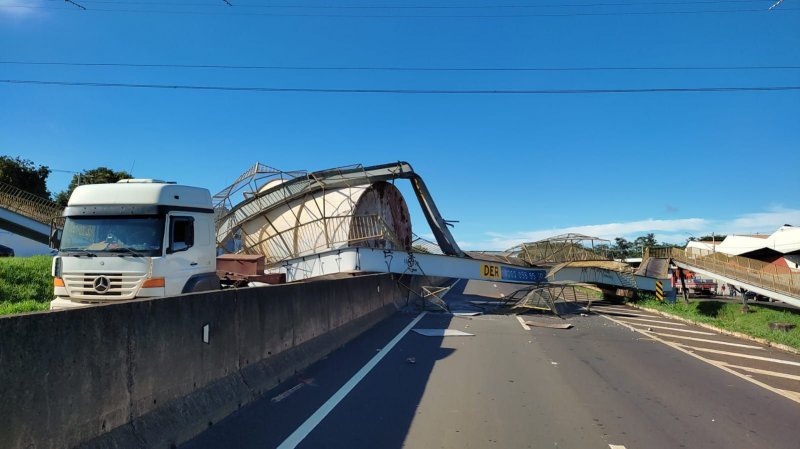 Caminhão derruba passarela e interdita rodovia em Araçatuba