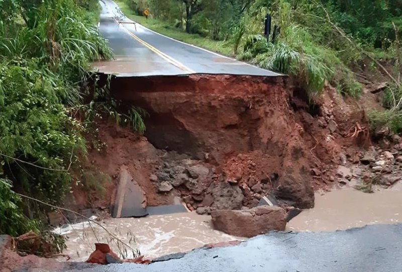 Chuva provoca rompimento de tubulação e destrói rodovia do oeste paulista