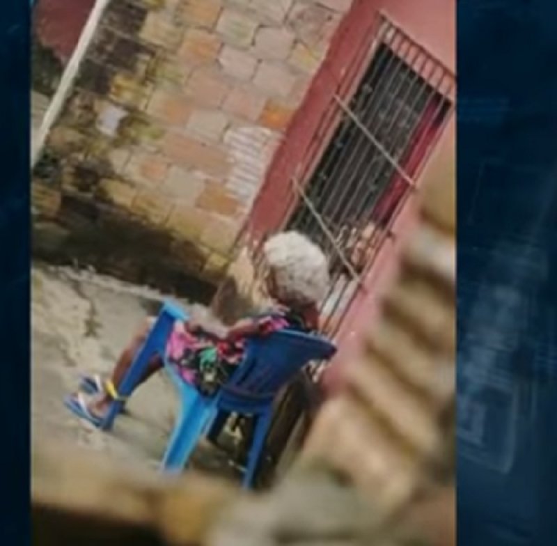 Vídeo mostra idosa de 85 anos amarrada em cadeira