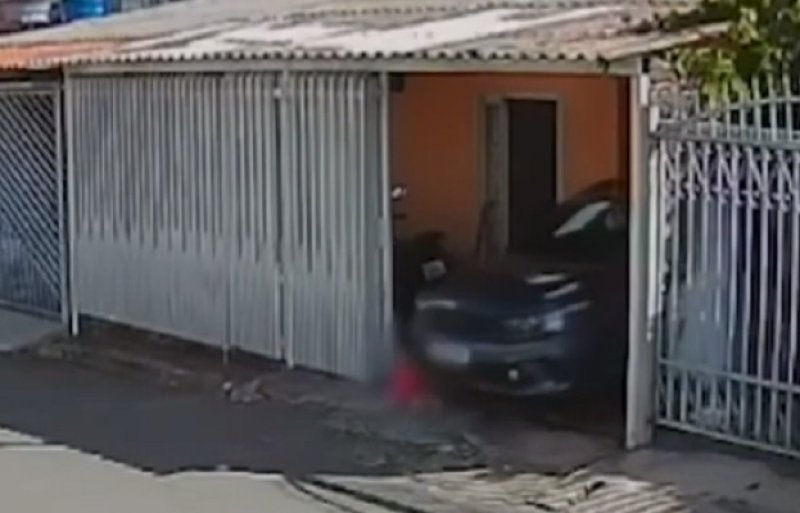 Bebê é atropelada pelo próprio pai, que tirava o carro da garagem