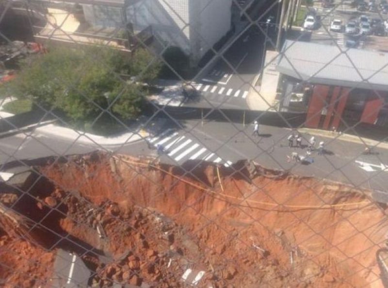 Incidente abre cratera gigante em obras de edifício e assusta moradores em Rio Preto