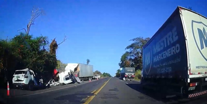 Motorista morre após bater carro de frente com caminhão na região de Araçatuba