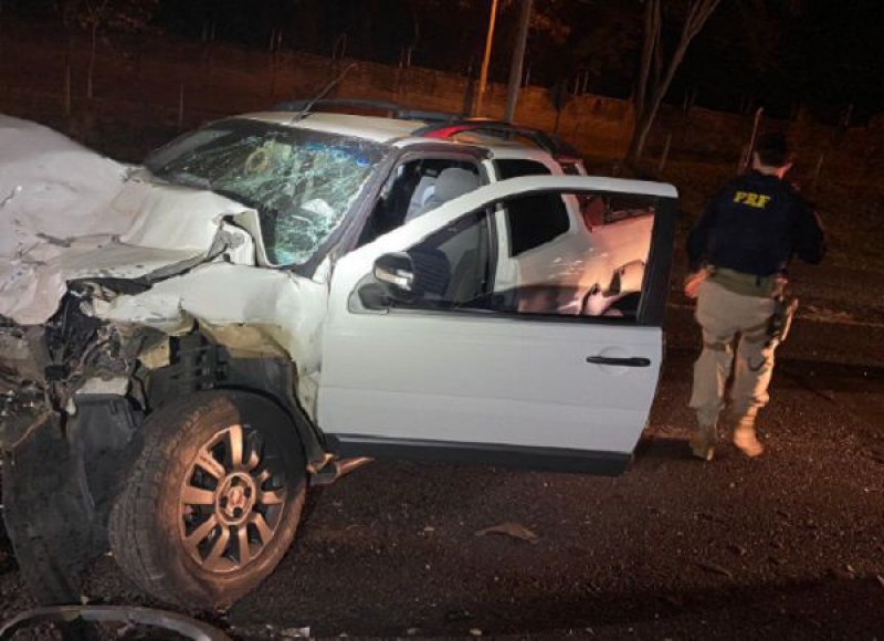 Carro parado na BR-153 causa acidente grave em Bady Bassitt