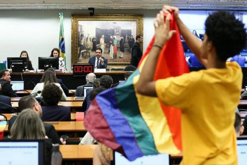 Comissão da Câmara aprova projeto que proíbe casamento homoafetivo no Brasil