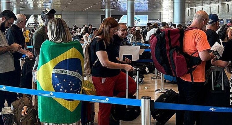 Primeiro avião da FAB com brasileiros resgatados em Israel chega a Brasília