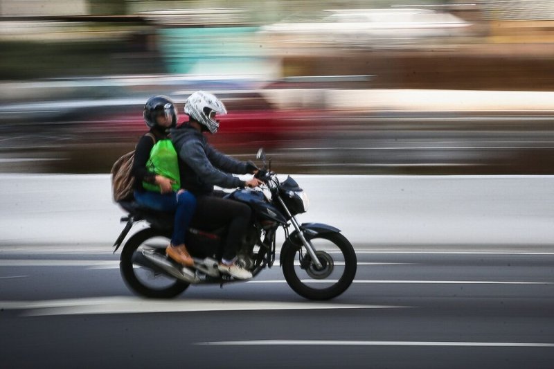 Renda média de motociclista por aplicativo não chegava a R$ 9 por hora em 2022, diz IBGE