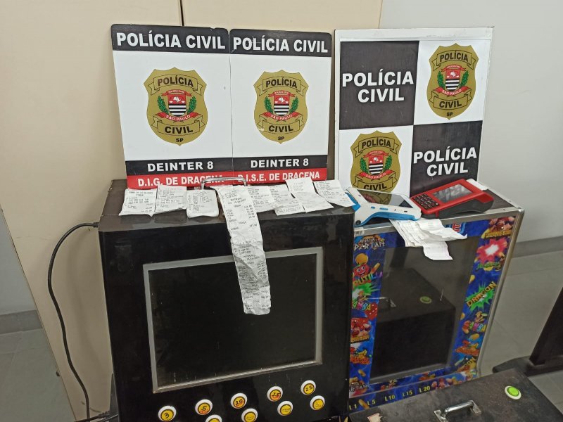 Polícia apreende máquinas caça-níqueis e material de jogo do bicho em bar