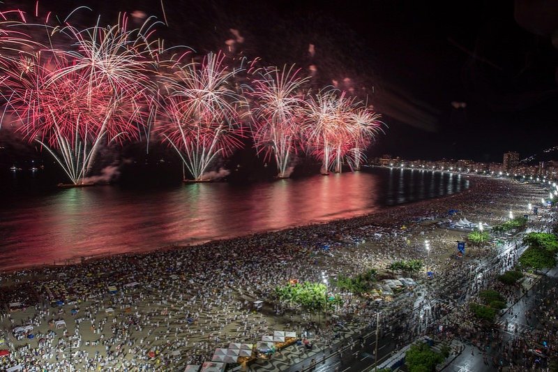 Brasileiros comemoram a chegada de 2024 com shows, festa e queima de fogos em todo o País