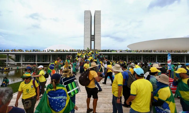 Câmara inaugura exposição para marcar um ano dos ataques de 8/1